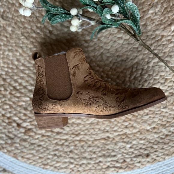 NIB Chelsey Boot in Nutmeg Y4 - Picture 8 of 16